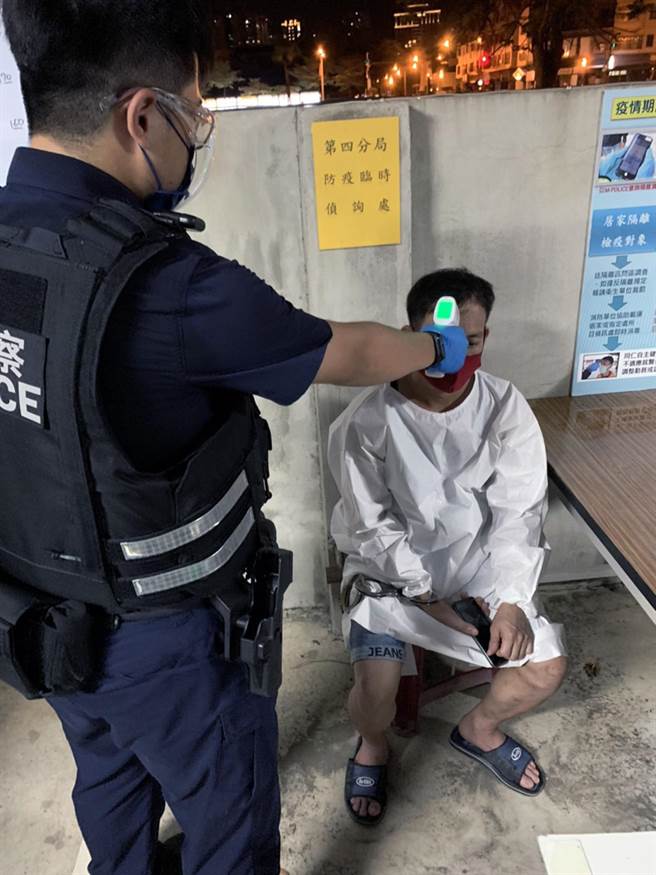 台南市警四分局清查发现群聚的外劳中，有1人量测体温出现发烧症状。（读者提供／洪荣志台南传真）