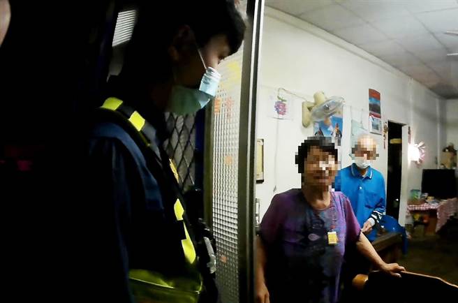 83歲的邱翁，患有失智症，中午未吃飯就從烏日住家出門，直到半夜餓暈了，路倒在霧峰的鄉間小徑，幸霧峰分局四德派出所員警發現他，送他回家。（霧峰分局提供／黃國峰台中傳真）