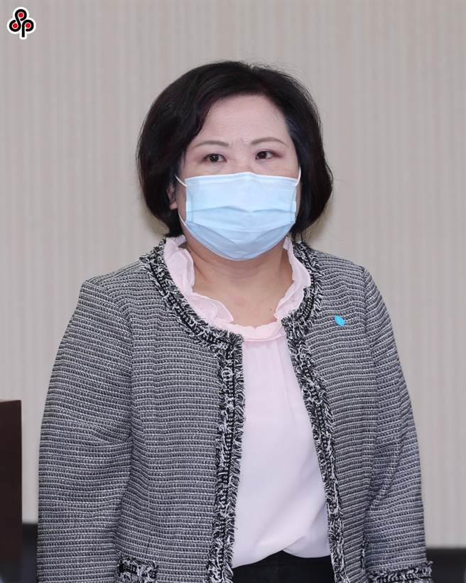 劳动部未与工会协商，直接公告「制造业」、「批发业」、「综合商品零售业」及「仓储业」等4行业约49万名轮班劳工，轮班间隔可缩为8小时。图为劳动部部长许铭春。（报系资料照）