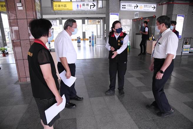 徐榛蔚到花蓮車站實地了解設置快篩站動線，端午連假，下車旅客都接受快篩。（花蓮縣府提供／王志偉花蓮傳真）