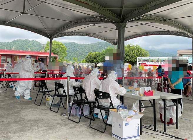 宜兰县政府与礁溪乡公所合作，在吴沙村设行动筛检站，及早遏止可能的感染源。（宜兰县政府提供／李忠一宜兰传真）