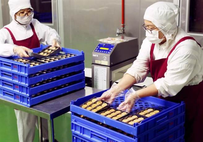 旧振南推出惜食计画，赠送在台侨生汉饼。（旧振南提供）