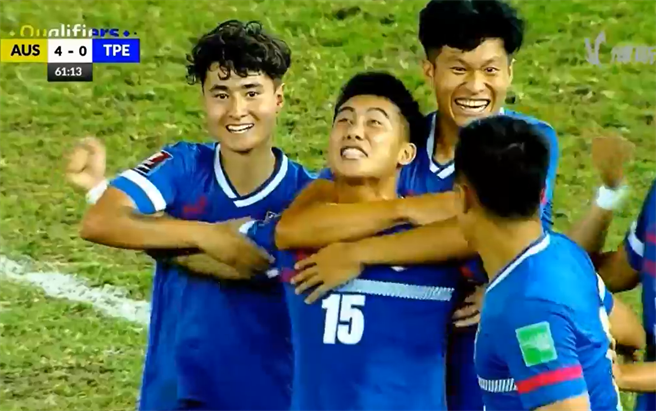 中华队前锋高伟杰（中）在攻破澳洲大门后吶喊庆祝。（转播截图／中华足协提供）
