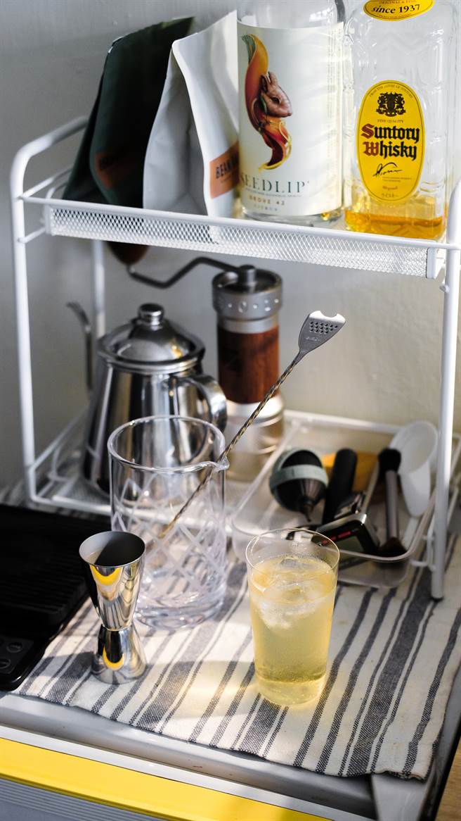 疫情下的台北人，暫時被迫取消下班後的消遣，繁忙的生活回歸平淡，因而多了與自己對話的時間、和家人相處的機會。藉由酒吧主理人分享在家喝一杯的愜意，享受舉杯的談心時光，以及與品飲攸關的大小事。（攝影／黃心皓）