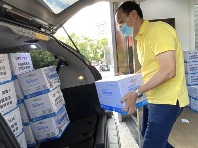 朱立倫捐贈50萬只醫療級手套給第一線防疫人員。（朱立倫辦公室提供）