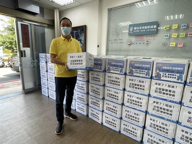 朱立倫捐贈50萬只醫療級手套給第一線防疫人員。（朱立倫辦公室提供）