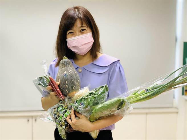 高市府农业局与在地的农民团体联手推出「高雄首选蔬果箱」，欢迎民眾上网订购。（高雄市农业局提供）