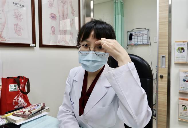 庄凯雯医师提醒家长，按摩穴道可护眼。（南基医院提供／廖志晃南投传真）