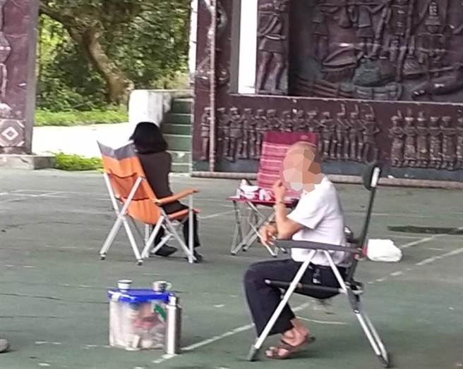 不少民眾在疫情期间仍上山泡茶，警方见状随即规劝下山。(警方提供)