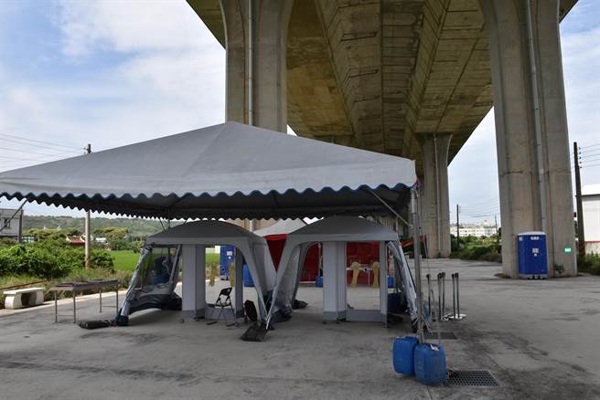 后龙镇快筛站将设置在復兴里篮球场前，国道3号高架桥下方空地。（谢明俊摄）