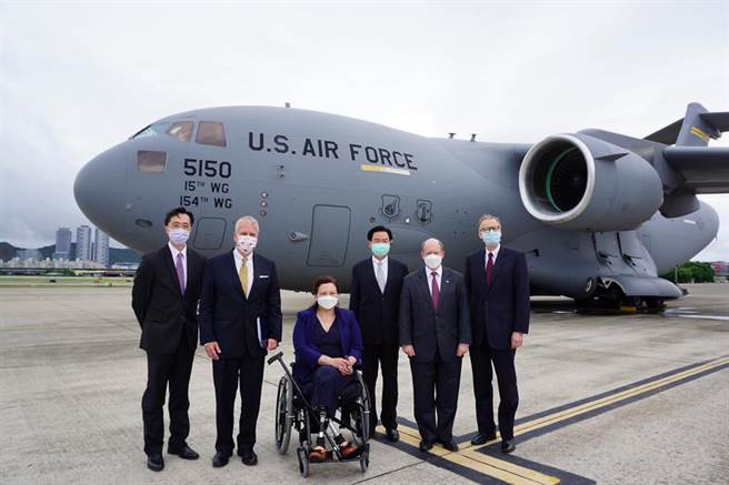 美国联邦参议员达克沃丝、苏利文及昆斯从访韩行程排出时间，于6日搭乘军机访台，同时带来美国将捐赠75万剂疫苗给台湾的承诺。（图／美国在台协会AIT脸书）