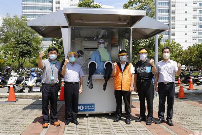 中科筛检站今日由中科管理局长许茂新（前排中）、金可国际董事长蔡国洲（右二）、和大董事长沈国荣（左二）等人共同启动。（图／中科管理局提供）