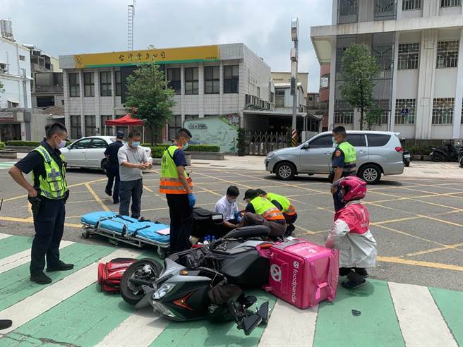 金门城区今天中午就发生2名外送员机车相撞事故，其中1人有多处擦、挫伤送医治疗之一。（警方提供）