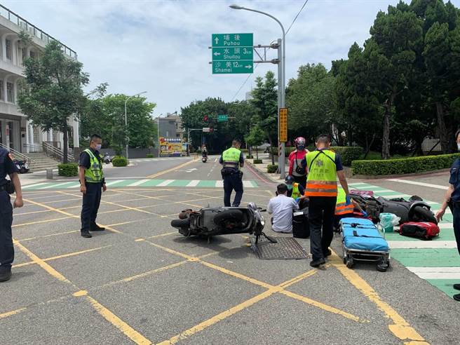 金门城区今天中午就发生2名外送员机车相撞事故，其中1人有多处擦、挫伤送医治疗之二。（警方提供）