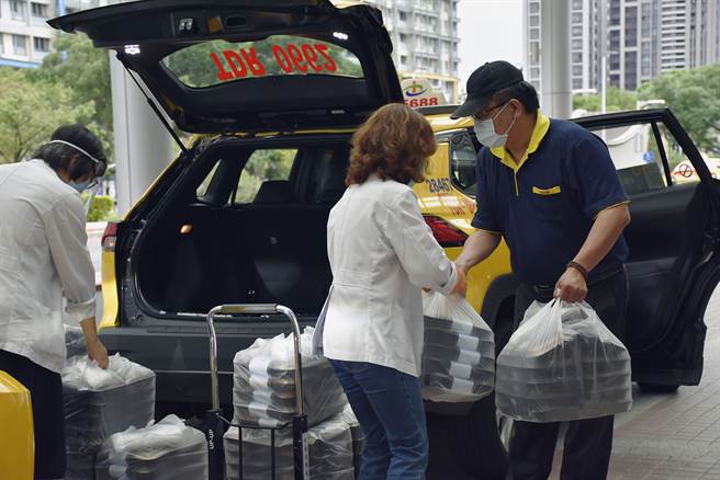 飨宾餐旅与台湾大车队携手送餐相挺，每天直送约3000份公益餐盒至医护警消人员手中。（图/台湾大车队提供）