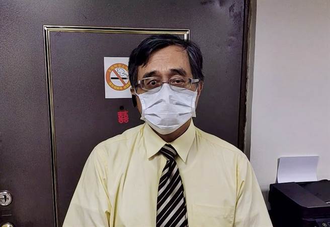 医师江守山指出，审查委员临时去职是重大警讯，已显现出疫苗政策的错误。(摄影/陈盈臻)