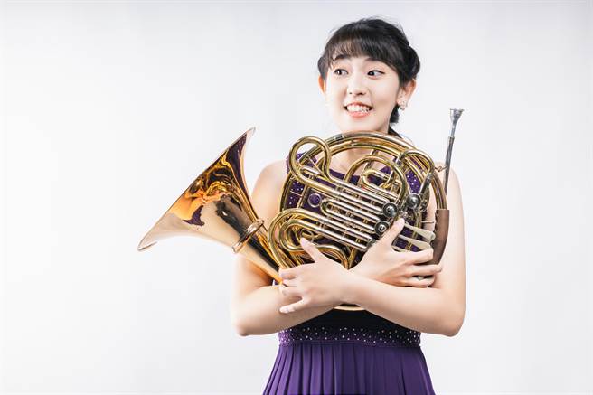 东华大学音乐系郭乃心同学，不仅外型亮眼，在校期间担任110届音乐系系学会会长，并策划新生茶会、迎新宿营及送旧舞会等活动，优秀表现获得校方肯定。（图/东华大学提供）