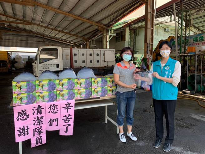 陳秀寶（右）將防護面罩、葡萄送給伸港鄉公所清潔隊，感謝清潔隊員的辛勞，盼6鄉鎮清潔隊員都能加強自我防護力。（謝瓊雲攝）