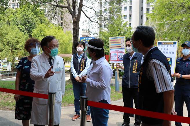 院长简守信感谢市政府的规划，在防疫战中一起捍卫生命与健康。（台中慈济医院提供／陈淑娥台中传真）