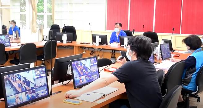 连江县长刘增应主持防疫会议时强调，端午节将至，仍需坚持机场、码头全面快筛，确保军民乡亲健康。（县府提供）