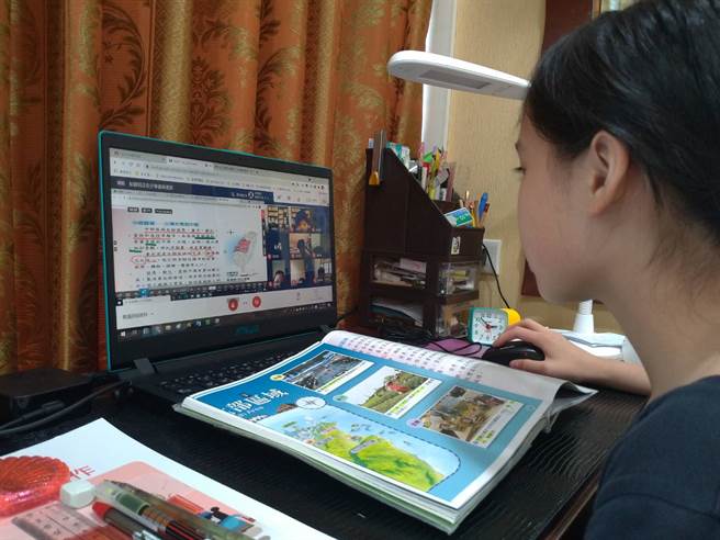 利用线上学习平台授课，忙坏老师及家长，只有孩子们最乐。（图/1111人力银行提供）
