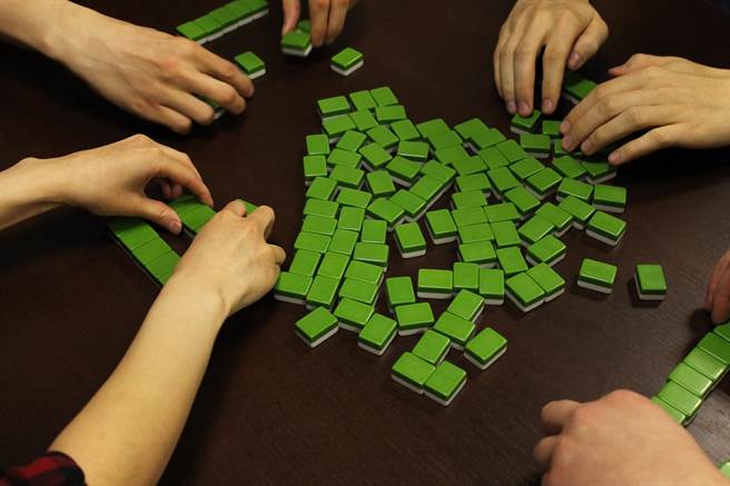 高雄凤山日前有4位民眾相约打麻将，人数符合规定却遭警方开罚，理由是「非必要群聚」，引发网友争议。（示意图，非当事人／达志影像）