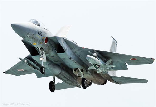 在F-15J翼下的是富士TACOM无人机。(图/富士重工)