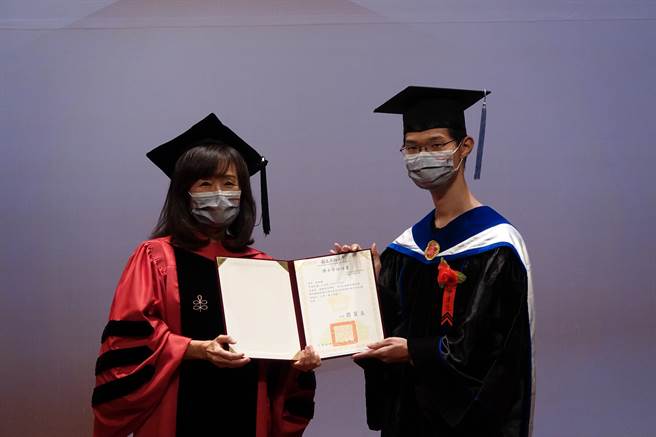 成大校长苏慧贞（左）颁发毕业证书予毕业生代表。（图/成功大学提供）