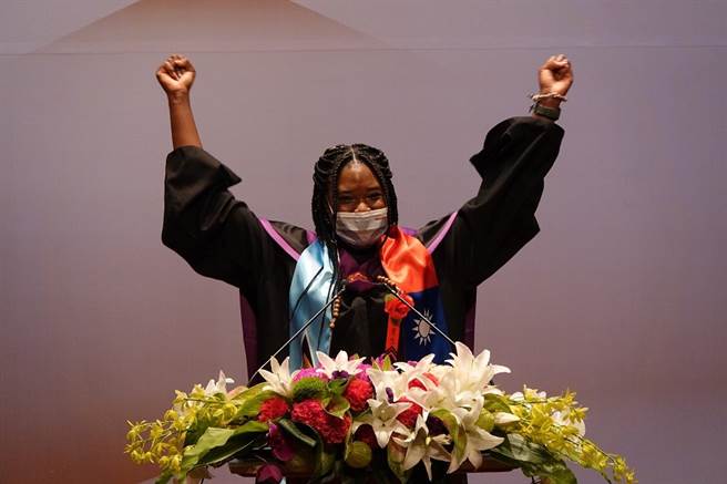 成大心理系硕士生麦可白来自东加勒比海岛国圣露西亚（Saint Lucia），7年前来台念书曾一度想休学，后来受到成大师生的鼓励与帮忙，坚强克服第二语言学习、环境适应、课业压力、思念家乡等挫败而完成学业。（图/成功大学提供）