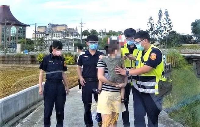 警方协助将男童救上岸交回妈妈怀里，后续由大林救护车送往嘉基医院诊治。（翻摄照片／张亦惠嘉县传真）