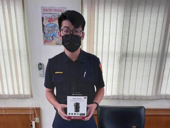 学甲警分局员警朱甫原（图中）感谢学甲警友办事处主任黄世伟赠送给他全新一台密录器。（学甲警分局提供／张毓翎台南传真）