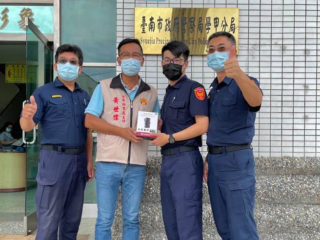 学甲警分局长翁志宏（右一）感谢学甲警友办事处主任黄世伟（左二）长期力挺警察。（学甲警分局提供／张毓翎台南传真）