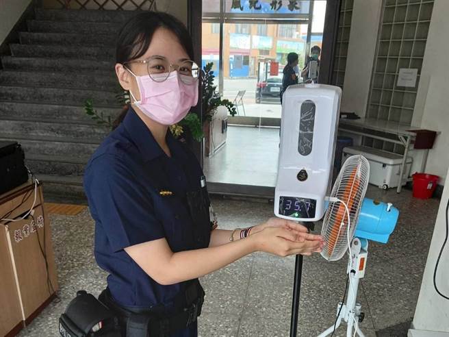 学甲警友办事处主任黄世伟还赠送分局一台「高效能自动感应体温及酒精喷雾洁手机」，让每位员警执勤安全更有保障。（学甲警分局提供／张毓翎台南传真）