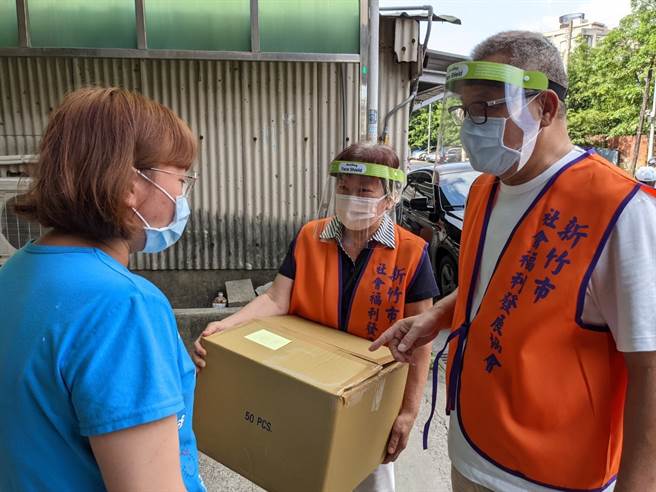 林耕仁認為民眾應該提高自身防疫意識，因此募集防疫面罩，希望能減少疫情傳播，同時呼籲民眾、落實居家隔離防疫。(圖:截自林耕仁臉書)