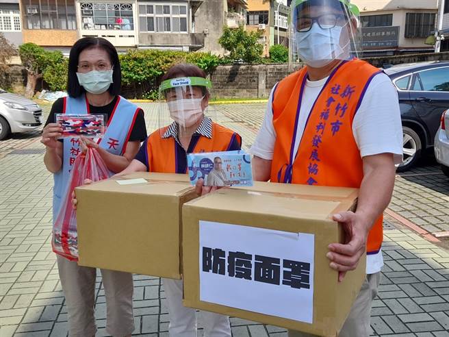 超前部署顧長照與弱勢，大仁哥捐防護面罩好暖心。(圖:截自林耕仁臉書)