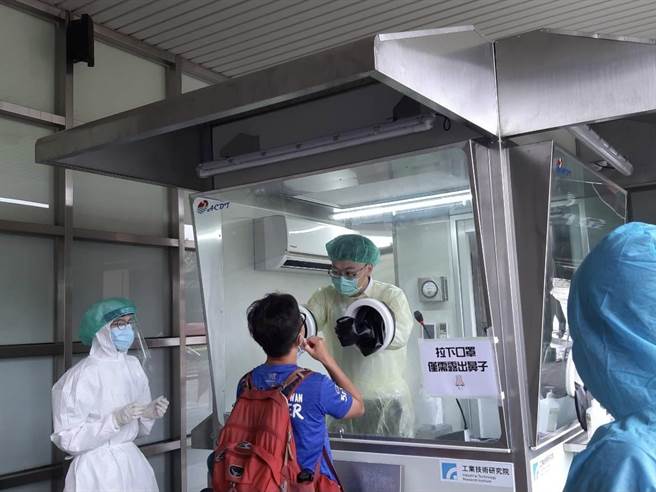 金门尚义机场正压採检亭作业情况。（金门县府提供）