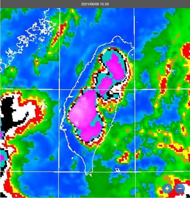 中央气象局发布豪雨特报，根据雷达回波图，台湾中南部山区呈现一片紫，雨量可观。(图/截自郑明典脸书)