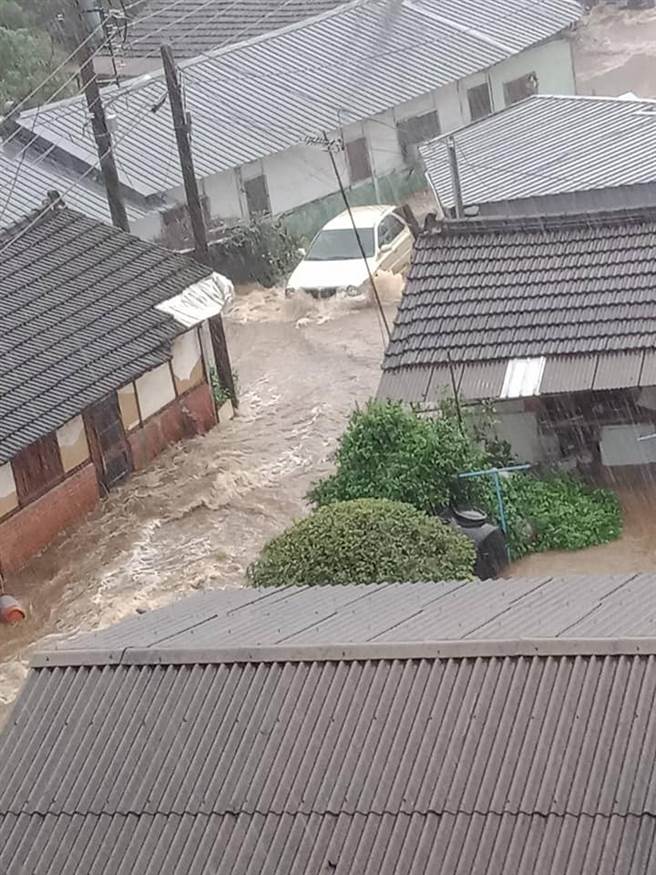 郑明典分享一张嘉义县中埔乡下午4点多的淹水照。(图/截自郑明典脸书)