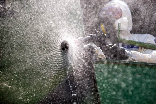 36化学兵群前进苗栗电子厂区进行消毒防堵疫情扩散。军闻社提供