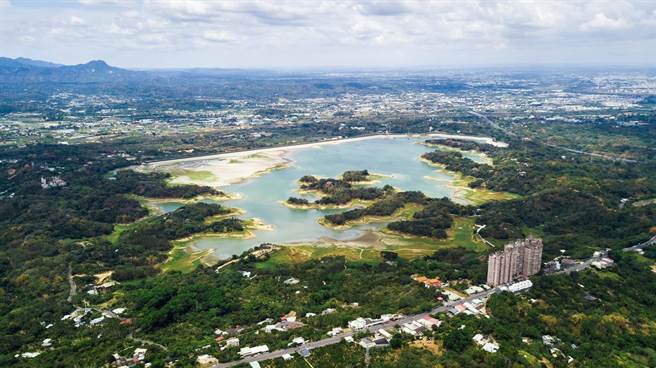5月29日攝影師王士昇空拍仁義潭，當時蓄水率僅16.8％。（王士昇提供／張亦惠嘉縣傳真）