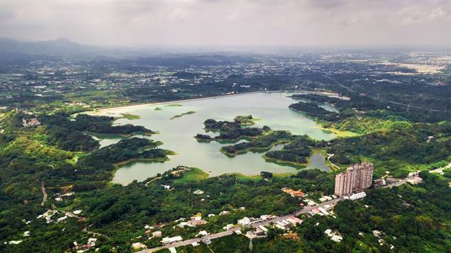 6月8日攝影師王士昇空拍仁義潭，蓄水率達43.3％。（王士昇提供／張亦惠嘉縣傳真）