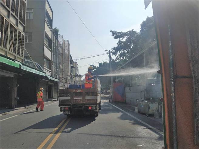 防新冠肺炎也防登革熱，雲林縣北港鎮展開全鎮大消毒。（張朝欣攝）