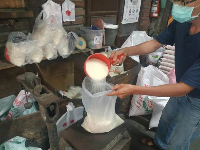 疫情衝击餐饮店纷纷歇业，云林县稻米加工业者生意砍半。（张朝欣摄）