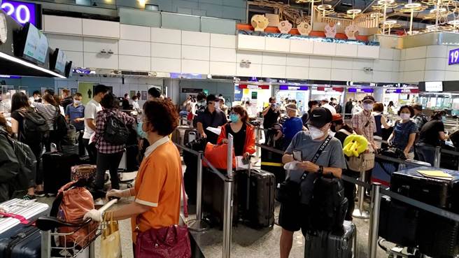 台湾疫苗短缺引爆逃难潮，近日赴美民眾大增。图为桃园机场柜台。（资料照）