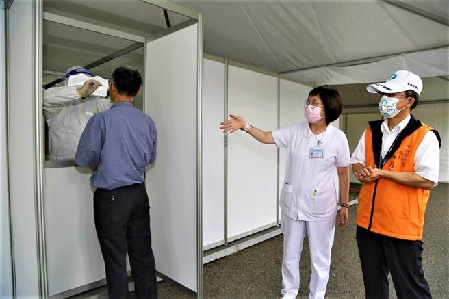 员工数高达5万人的中科园区，因应防疫，8日启用筛检站，厂商于科学园区服务网线上预约筛检。（卢金足摄）