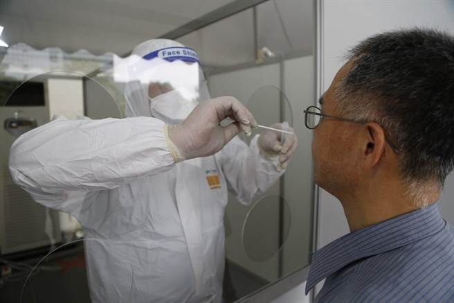 中科筛检站先演练筛检流程与安全动线，事先防范，避免造成传染风险。（卢金足摄）