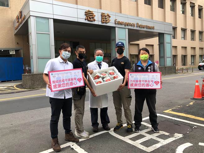 金夆食品（油饭伯ㄚ）老板黄镫锋及新北市议员邱烽尧发起在端午节前提供1000颗爱心粽送达双和医院为医护打气。（邱烽尧提供）