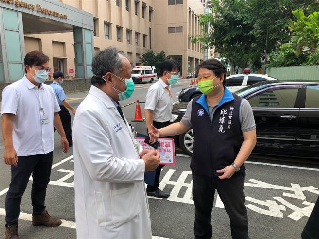 金夆食品（油饭伯ㄚ）老板黄镫锋及新北市议员邱烽尧发起在端午节前提供1000颗爱心粽送达双和医院为医护打气。（邱烽尧提供）