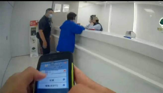 八德警方即時為老婦擋下13萬元詐騙。（警方提供／賴佑維桃園傳真」）