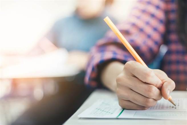 湖北省教育考试院周二（8日）公布，一名学生在高考期间，将考试题目上传至应用程式，后被取消考试资格。（示意图／shutterstock）